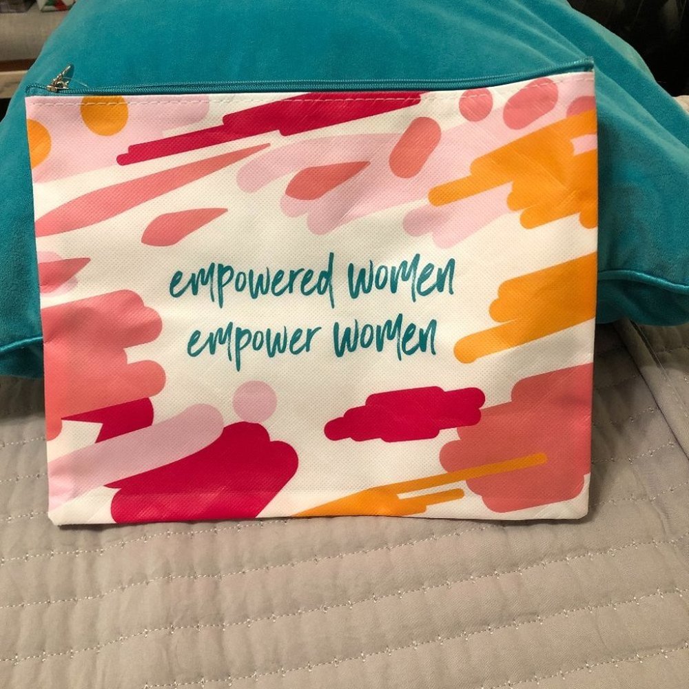Thrive causemetics make up travel zipper  bag